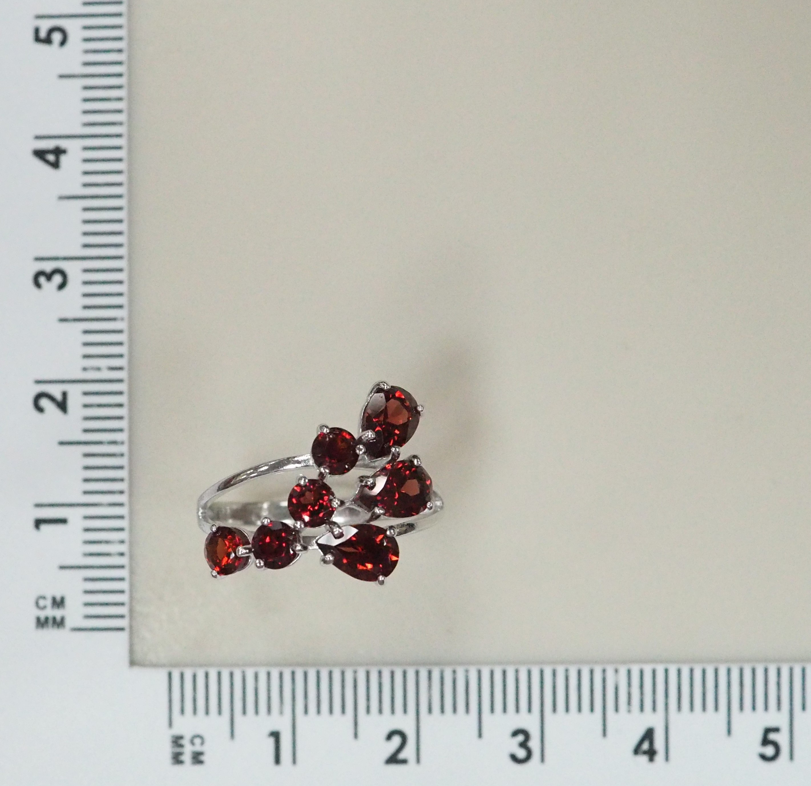 Серебряное кольцо с гранатами